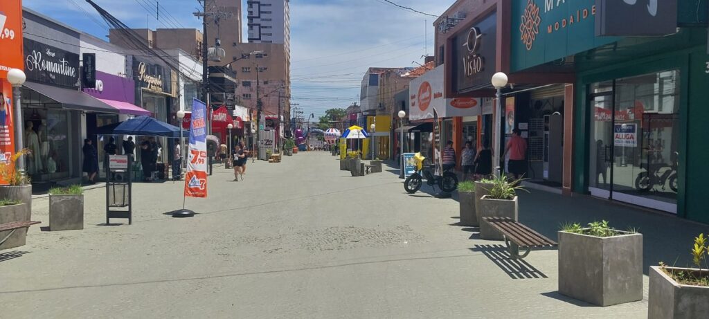 calcadao-de-ourinhos-amanhece-de-cara-nova:-sem-ciclovia-e-com-pintura-nova