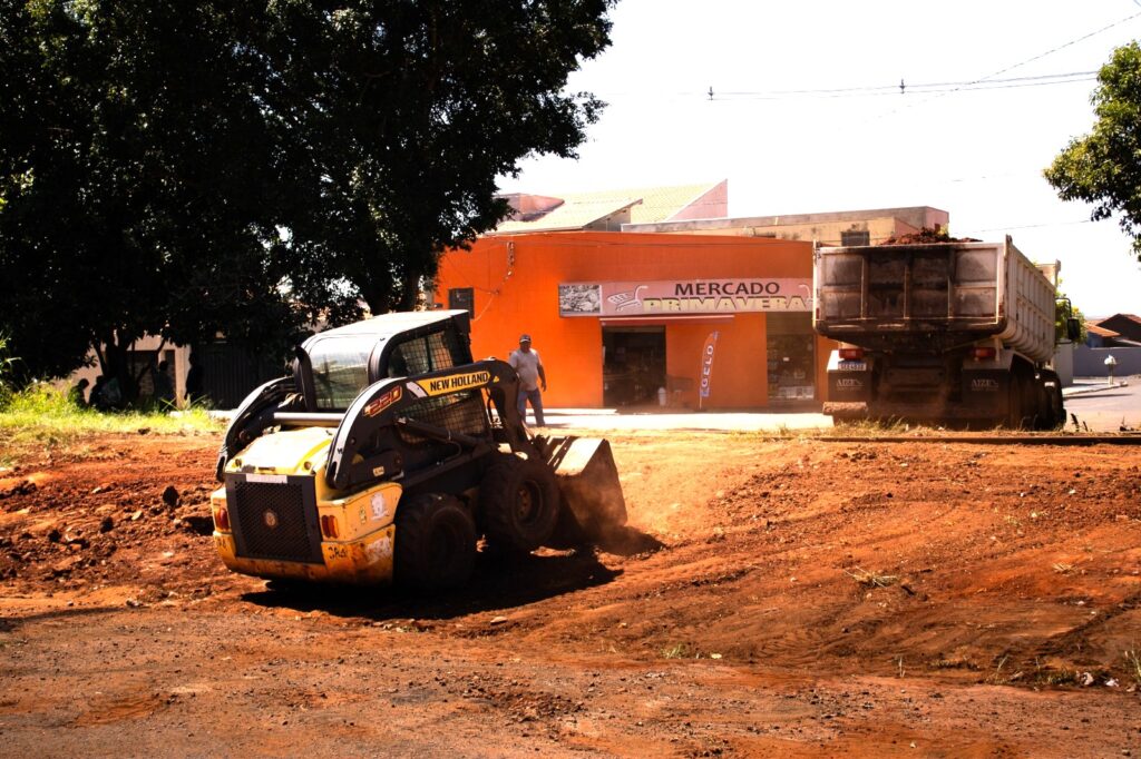 uma-nova-passagem-para-veiculos-sobre-a-linha-ferrea-esta-sendo-aberta-no-jardim-santos-dumont