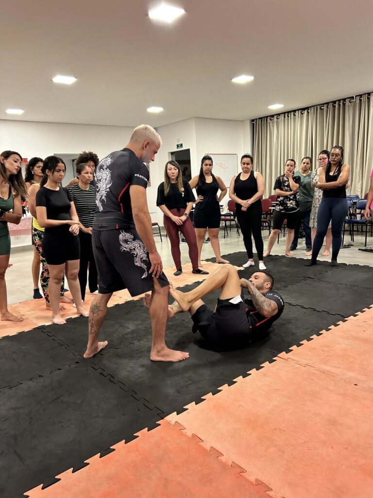 aula-de-defesa-pessoal-para-mulheres-reune-profissional-e-comunidade-feminina-em-ourinhos