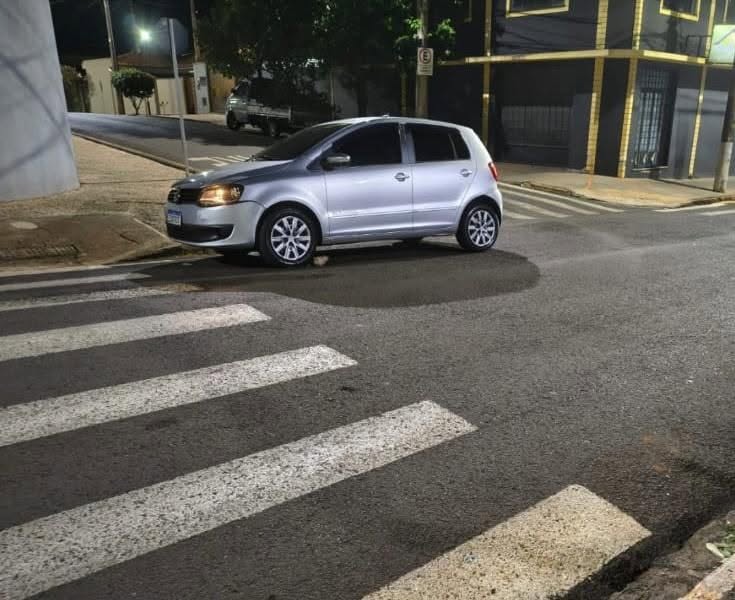 Depois de ser identificado dormindo dentro do carro em cruzamento, motorista é apreendido por embriaguez apos-ser-encontrado-dormindo-dentro-do-carro-em-cruzamento,-motorista-e-preso-por-embriaguez